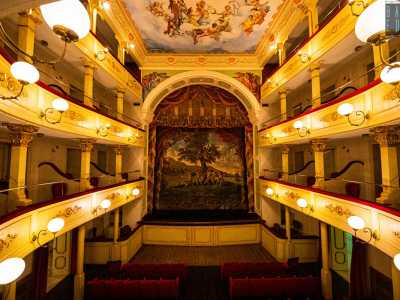 Ma le sue opere si trovano anche in molti paesi limitrofi. Nel teatro Van Westerhout di Mola di Bari ad esempio...